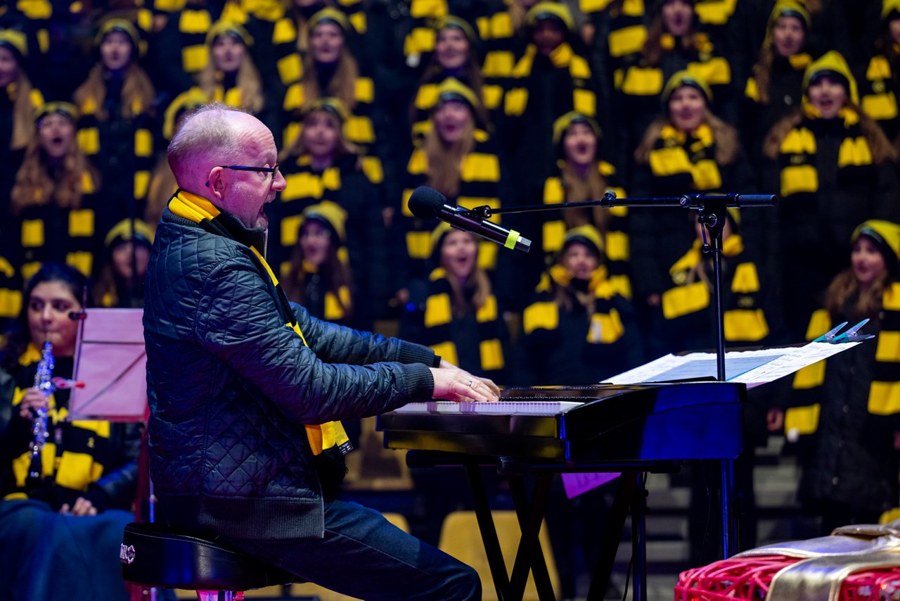 Dieter Falk am Keyboard beim BVB-Weihnachtssingen.
