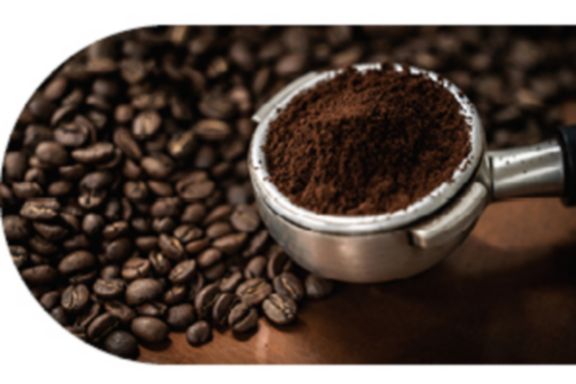 café moulu dans percolateur et café en grain