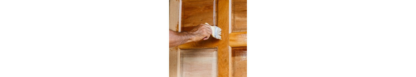 jak wykończyć drewniane drzwi