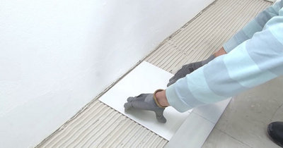 poser le premier carreau de carrelage