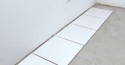 Posez les carreaux suivants le long de cette ligne en les séparant par des croisillons