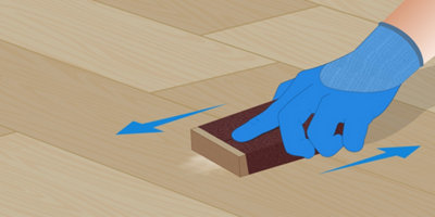 Frottez le parquet avec du papier de verre