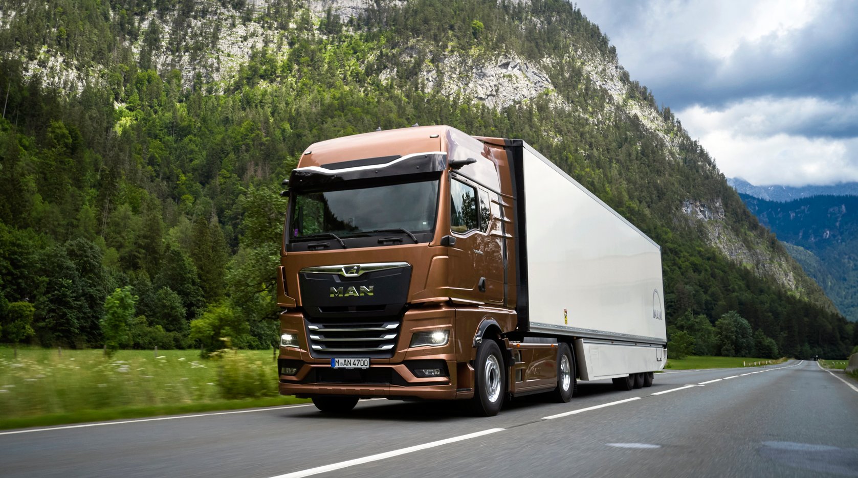 01-MAN-TGX-D30-PowerLion.jpg