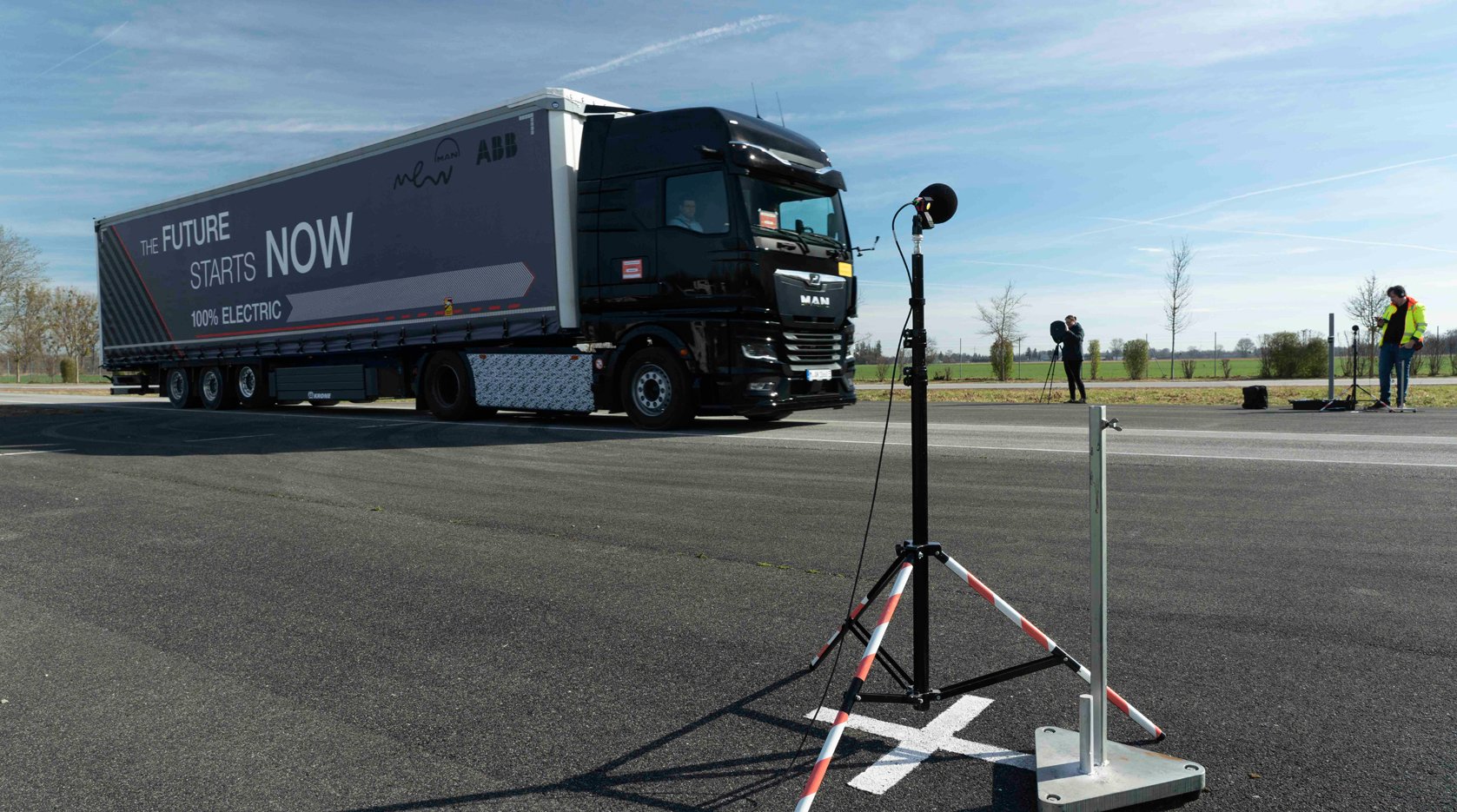 01-MAN-eTrucks-generuj-iba-polovin-hluk.jpg