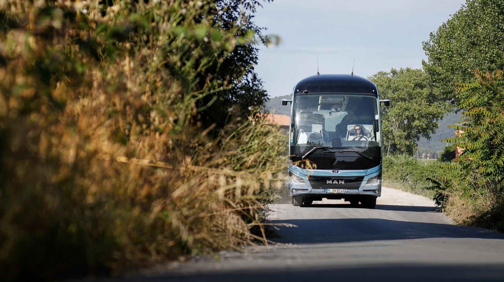 16-9---2400-x-1350-px-man-Bustour-Influencer-Magne-slide1.jpg