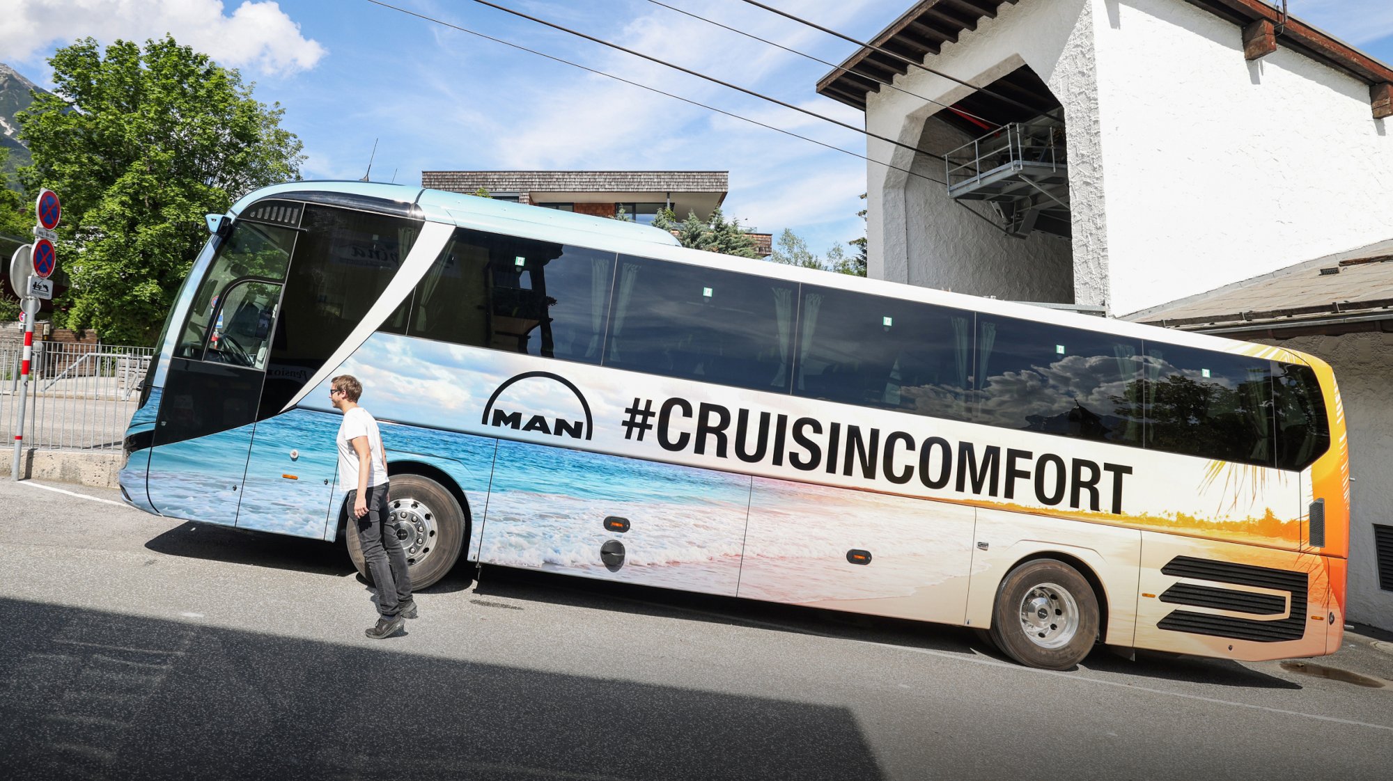16-9---2400-x-1350-px-man-Bustour-Influencer-Magne-slide3.jpg