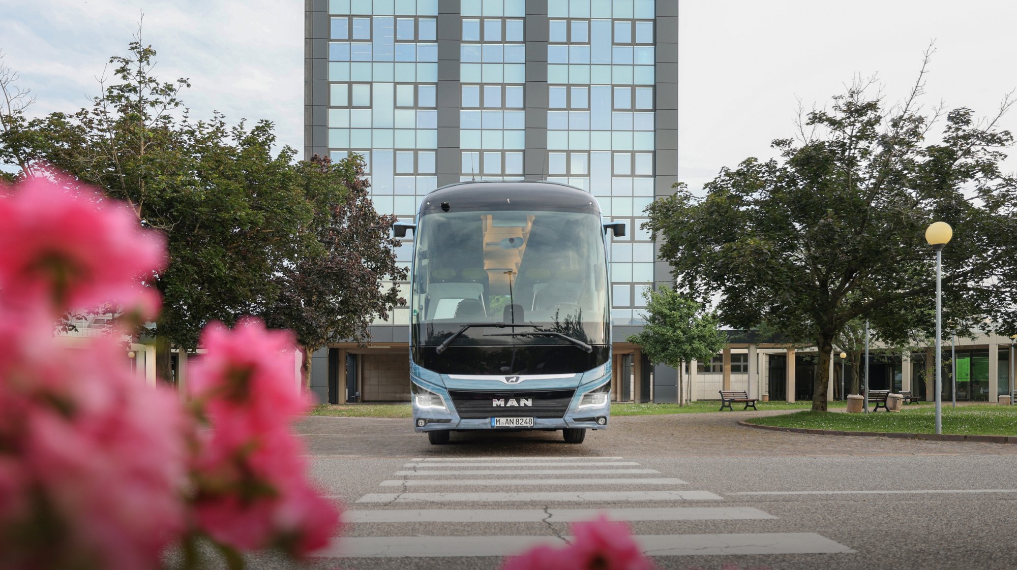16-9---2400-x-1350-px-man-Bustour-Influencer-Magne-slide4.jpg