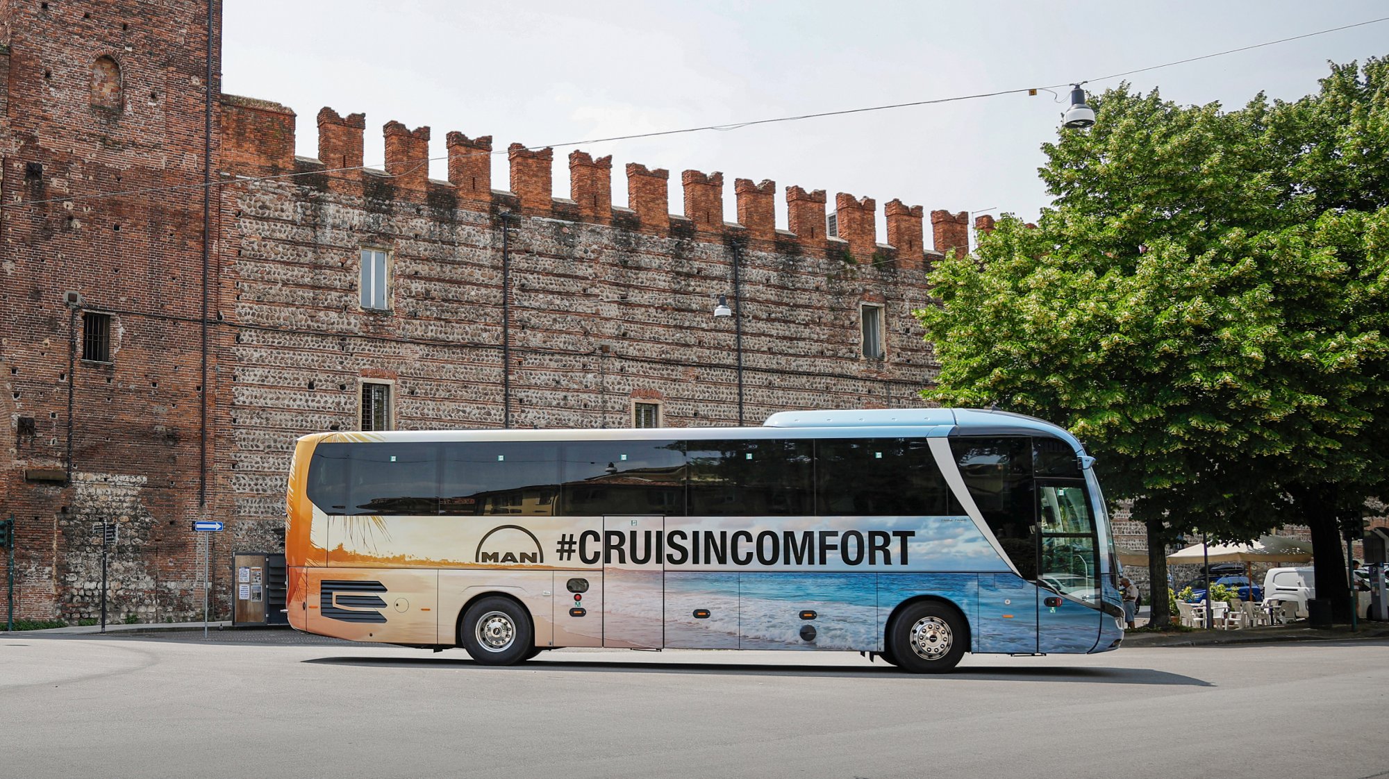 16-9---2400-x-1350-px-man-Bustour-Influencer-Magne-slide5.jpg