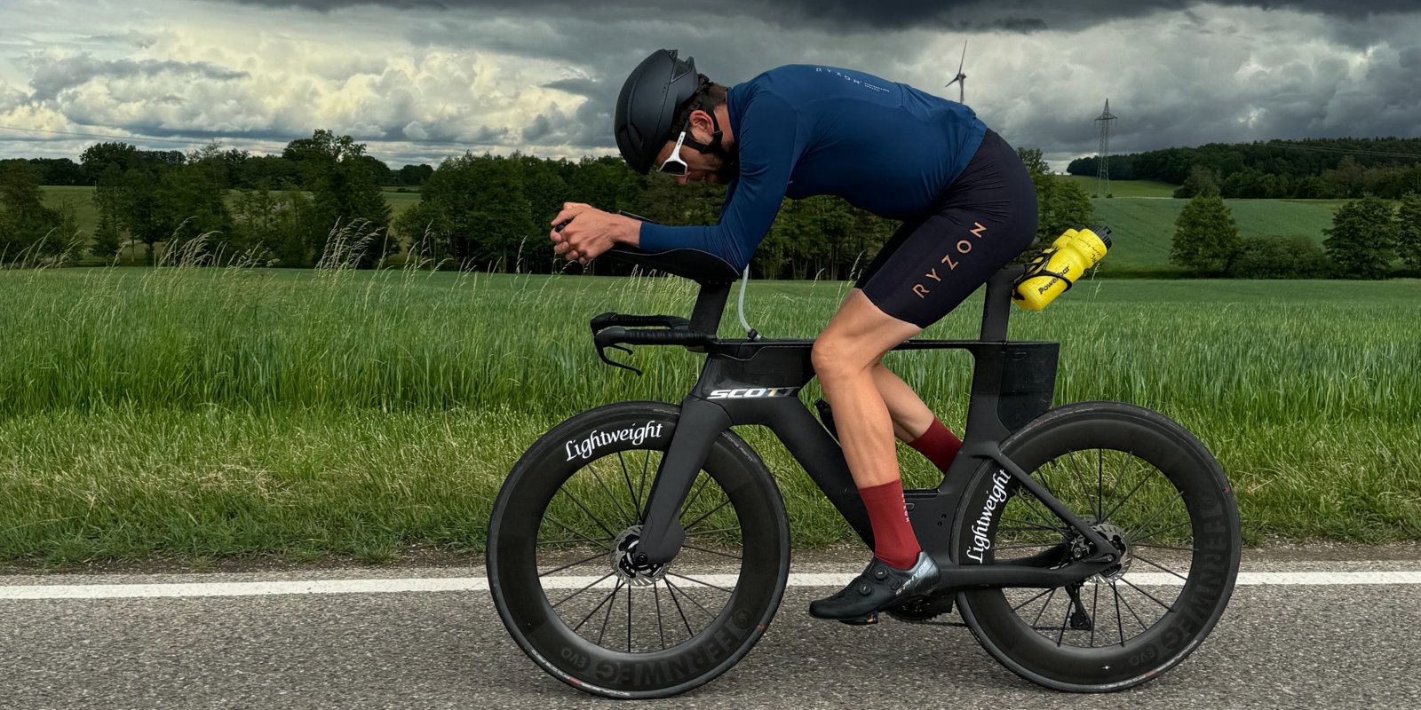2-1---2400-x-1200-px-man-stories-Ironman-Deichmann-fahradfahren-alleine.jpg
