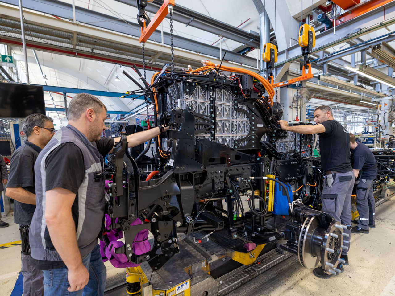 MAN Elektrolöwen und Diesel-Trucks von einem Band