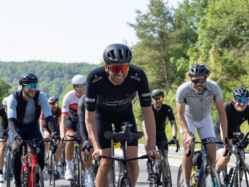 4-3---2400-x-1800-px-man-stories-Ironman-Deichmann-radfahren-gruppe.jpg