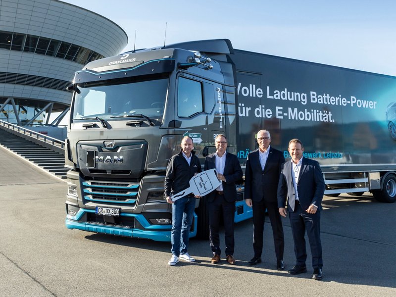4-3---2400-x-1800-px-man-stories-eTruck-an-Kunden-Gruppe-vor-eTruck.jpg