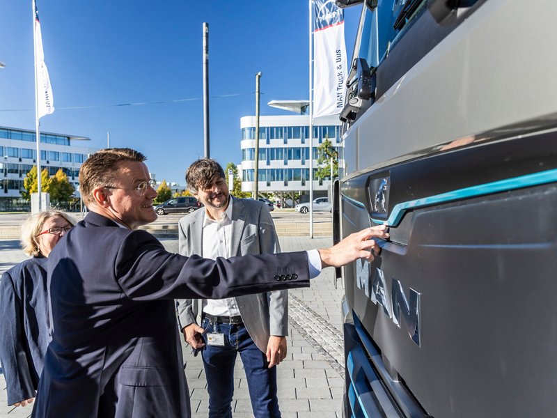 4-3---2400-x-1800-px-man-stories-eTruck-an-Kunden-Vlaskamp-und-eTruck-.jpg