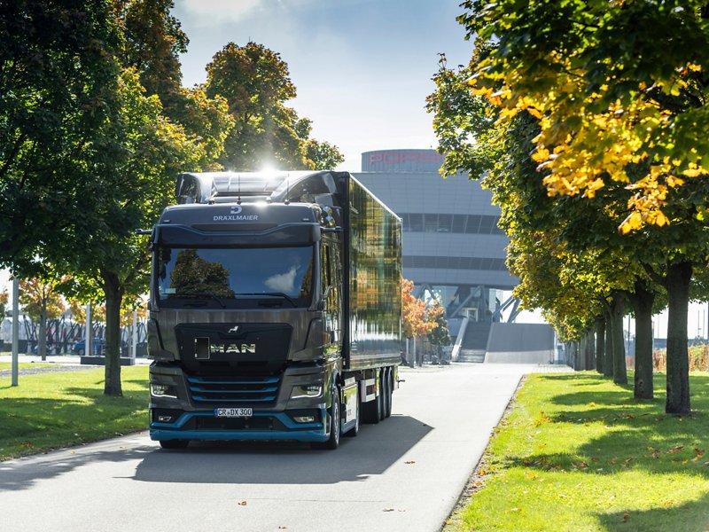 4-3---2400-x-1800-px-man-stories-eTruck-an-Kunden-eTruck-Park.jpg
