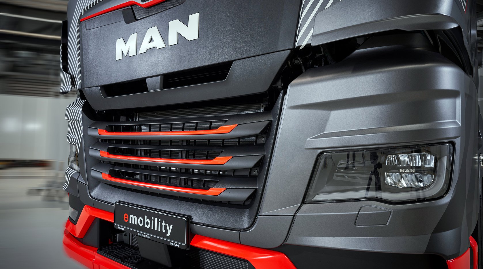 MAN beschleunigt Wandel zu Nullemissionsantrieben MAN Truck & Bus beschleunigt den Wandel hin zu emissionsfrei angetriebenen Nutzfahrzeugen. Der Beginn der Fertigung schwerer E-Trucks in München soll nun schon Anfang 2024 mit einer zeitnahen Auslieferung von zunächst 200 Einheiten erfolgen. Dies ist fast ein Jahr früher als ursprünglich geplant. Erstmals hat MAN heute (17.02.2022) in Nürnberg einen seriennahen Prototyp des neuen Elektro-Lkw der Öffentlichkeit vorgestellt.