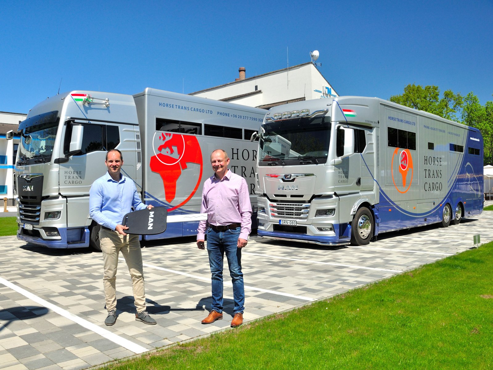 A két új MAN TGX tehergépjárművet Szekeres Gergő, az MAN Kamion és Busz Kereskedelmi Kft. értékesítője adta át Lengyel Róbertnek, a Horse Trans Cargo Kft. tulajdonosának.