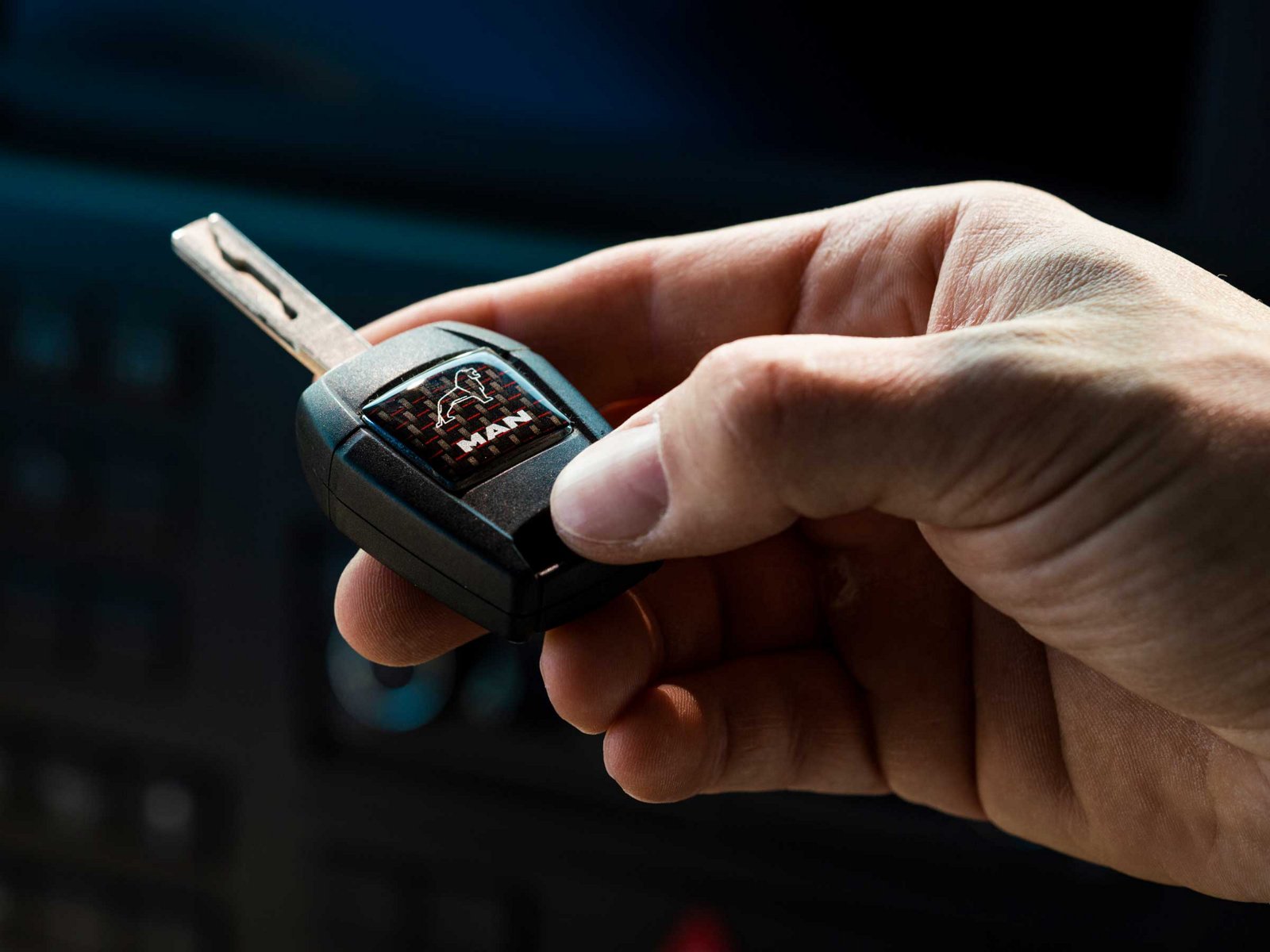 man-carbon-look-key-application-4x3.jpg