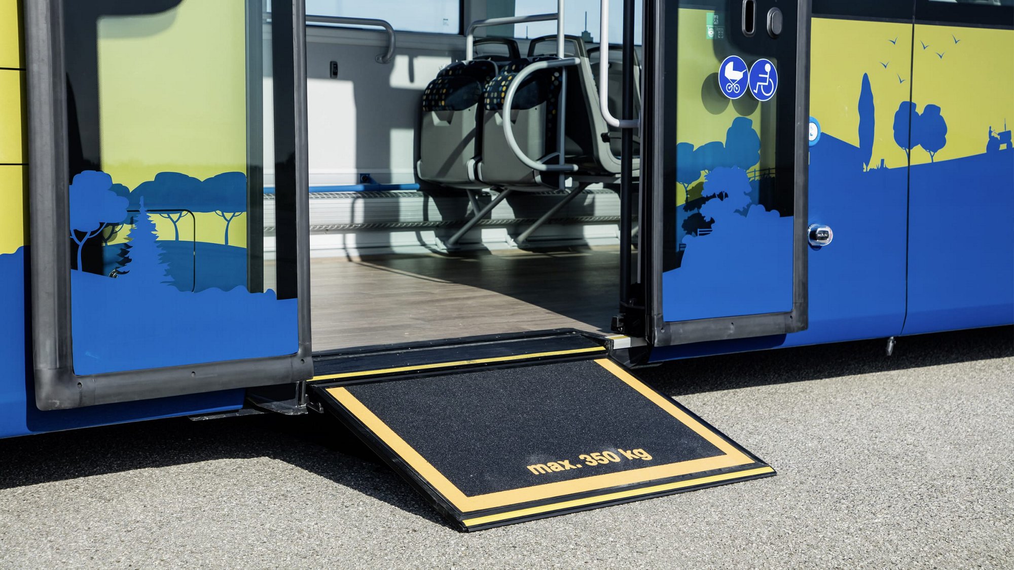 Bezbariérový přístup do autobusu MAN Intercity LE.