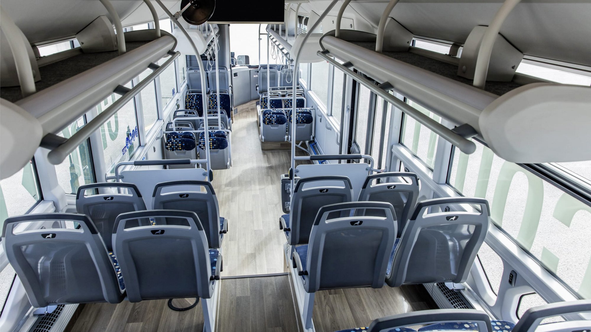 Nízkopodlažní prostor se světlou výškou plošiny v MAN Intercity LE.
