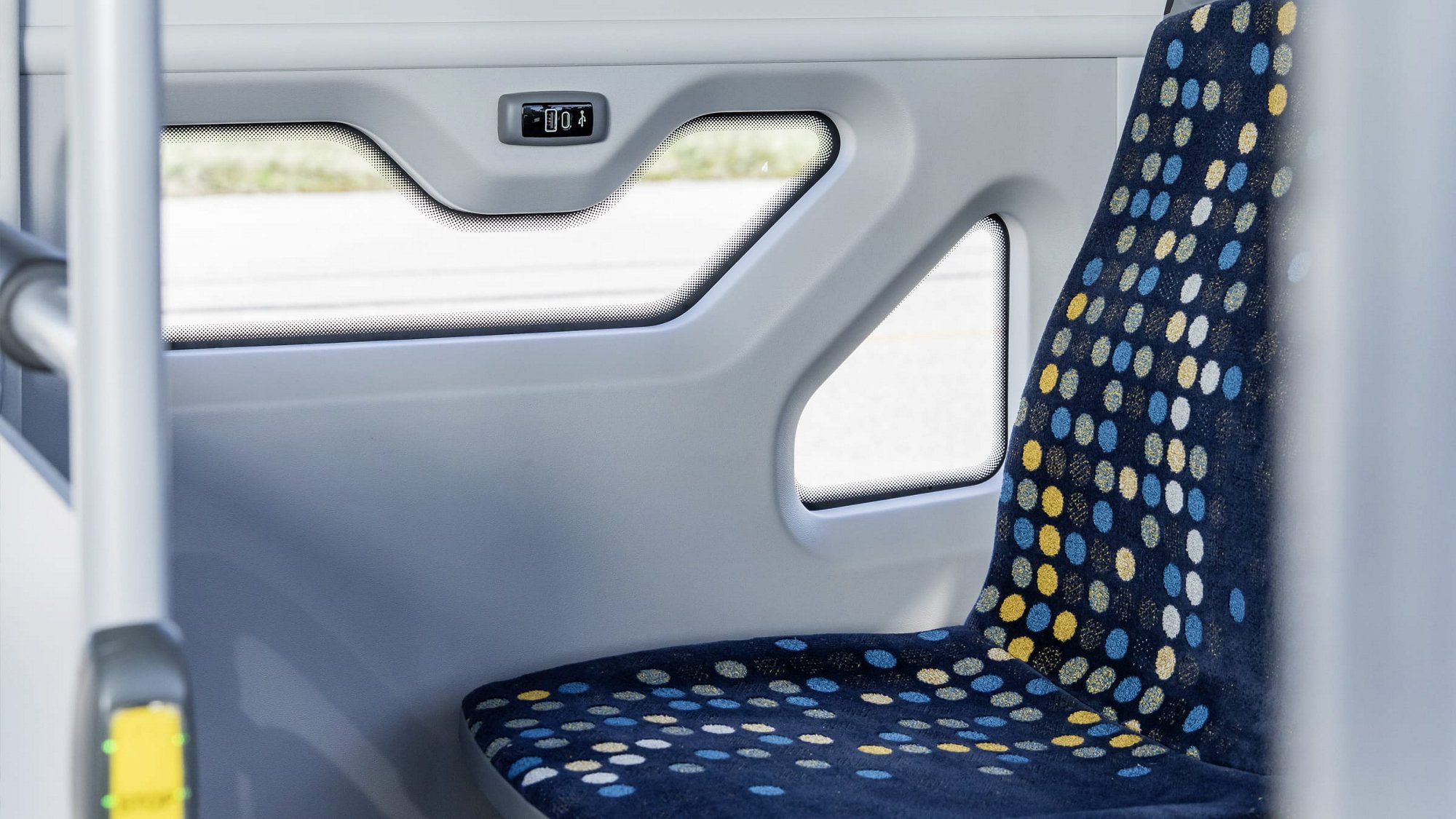 Průhledná boční stěna v autobuse MAN Intercity LE.