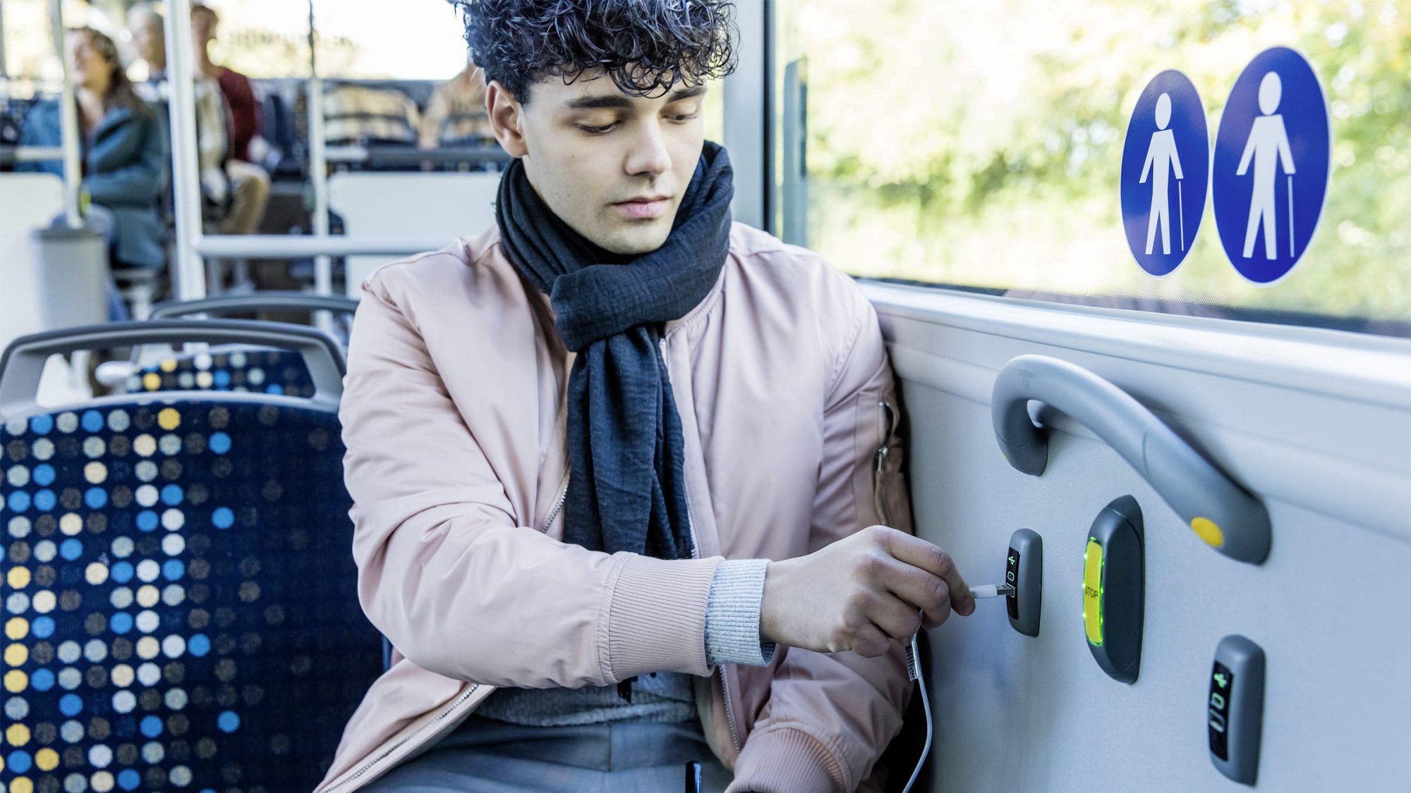 Porty USB v prostoru pro cestující v autobuse MAN Intercity LE.