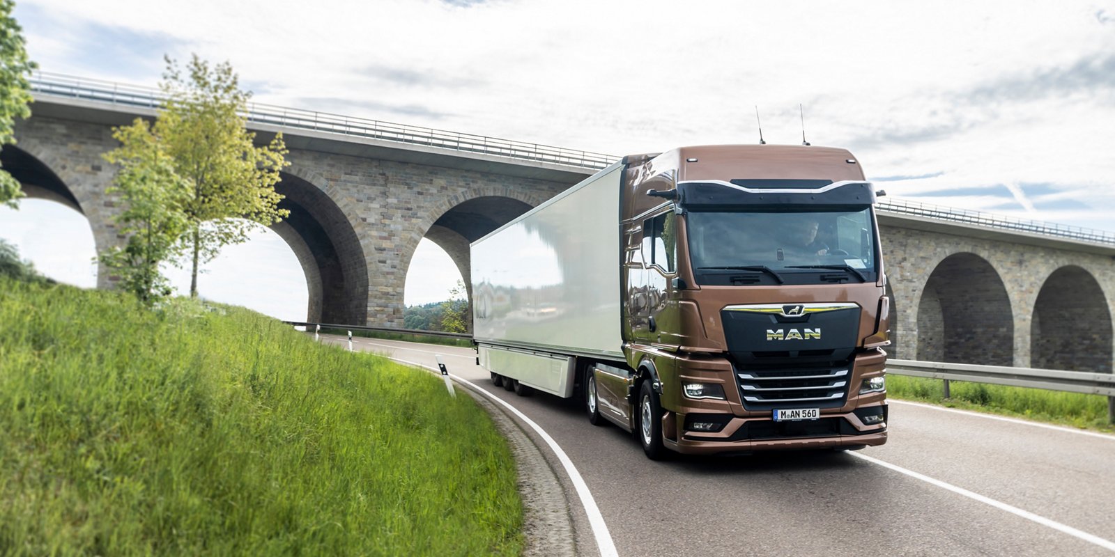 Camiones de larga distancia: MAN TGX en el puerto de contenedores
