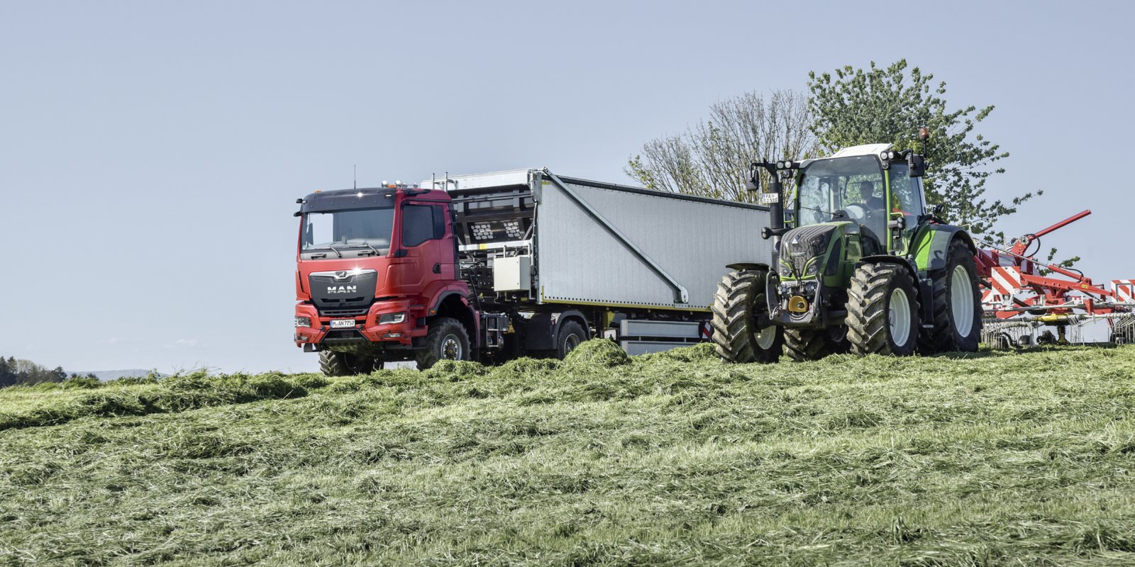 Agrar- und Forst-Lkw: MAN Lkw mit bodenschonender Bereifung im landwirtschaftlichen Einsatz. 