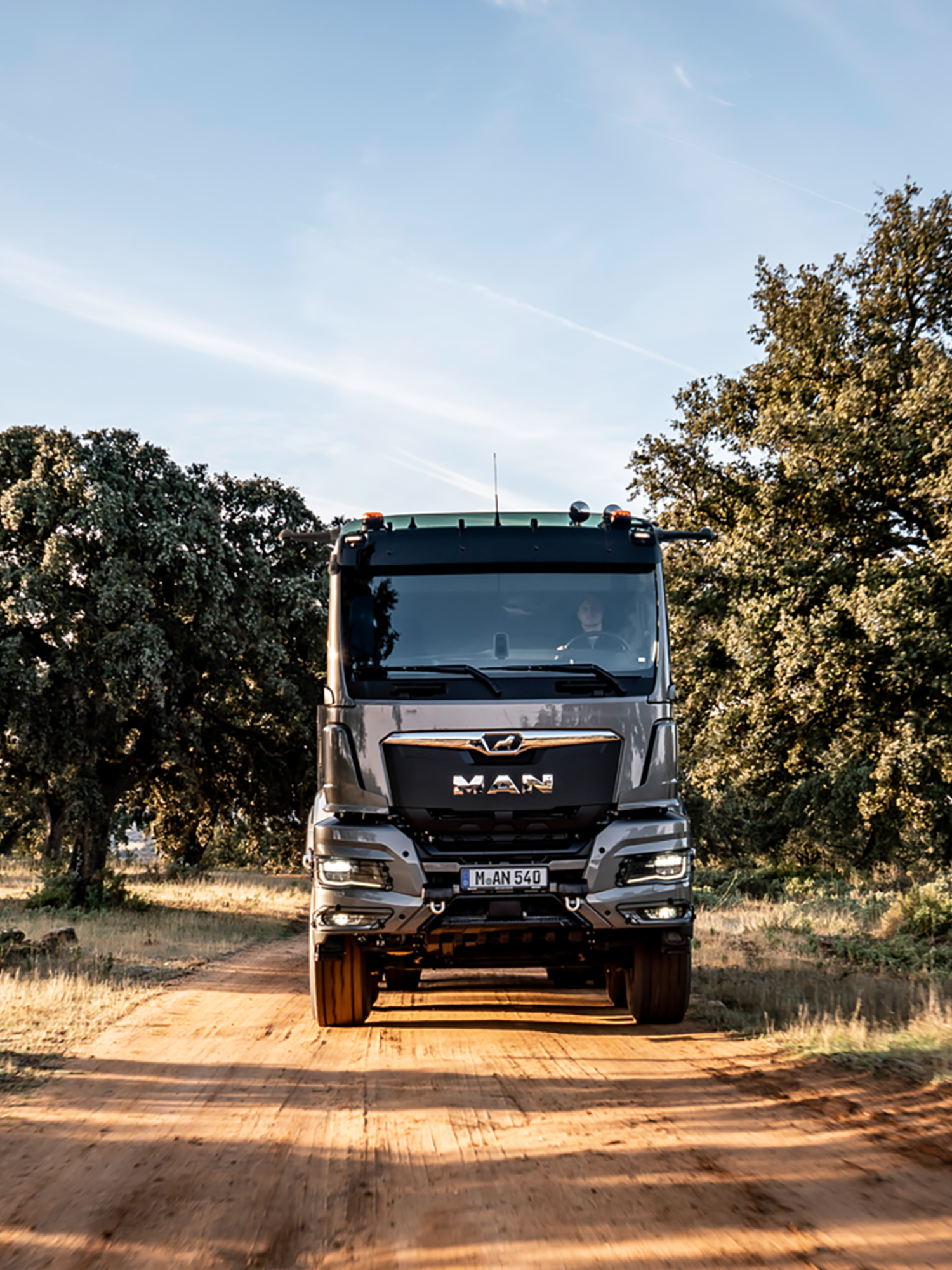 The steel bumper of the MAN TGS provides protection when driving off-road.