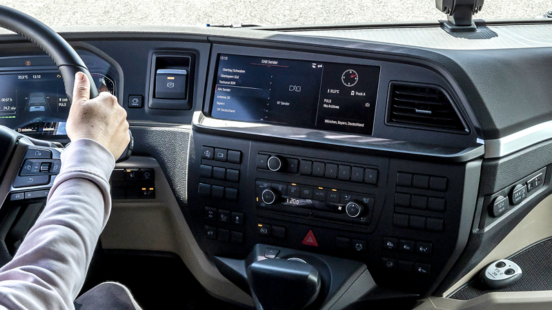 Infotainment (уредба за информация и развлечение) включва навигация, радиостанция, видео функция, телефон и др.
