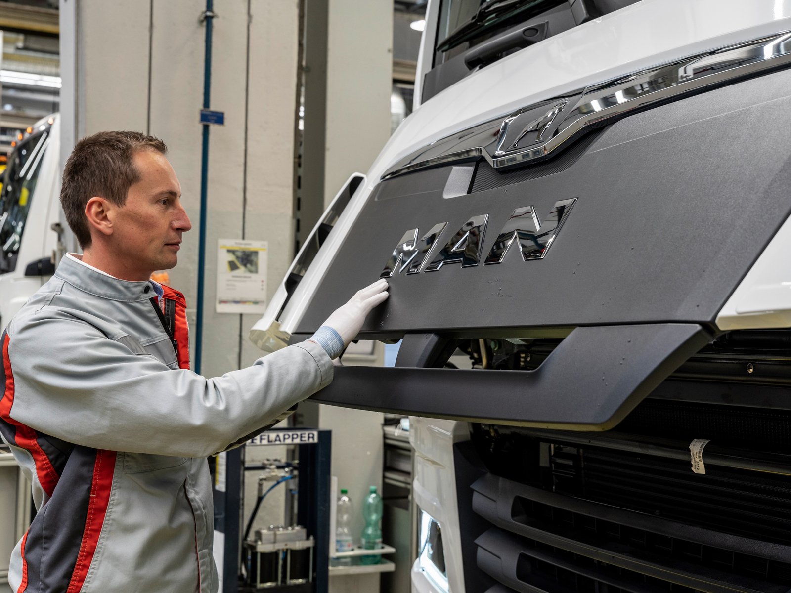 MAN Mitarbeiter in einer Produktionshalle