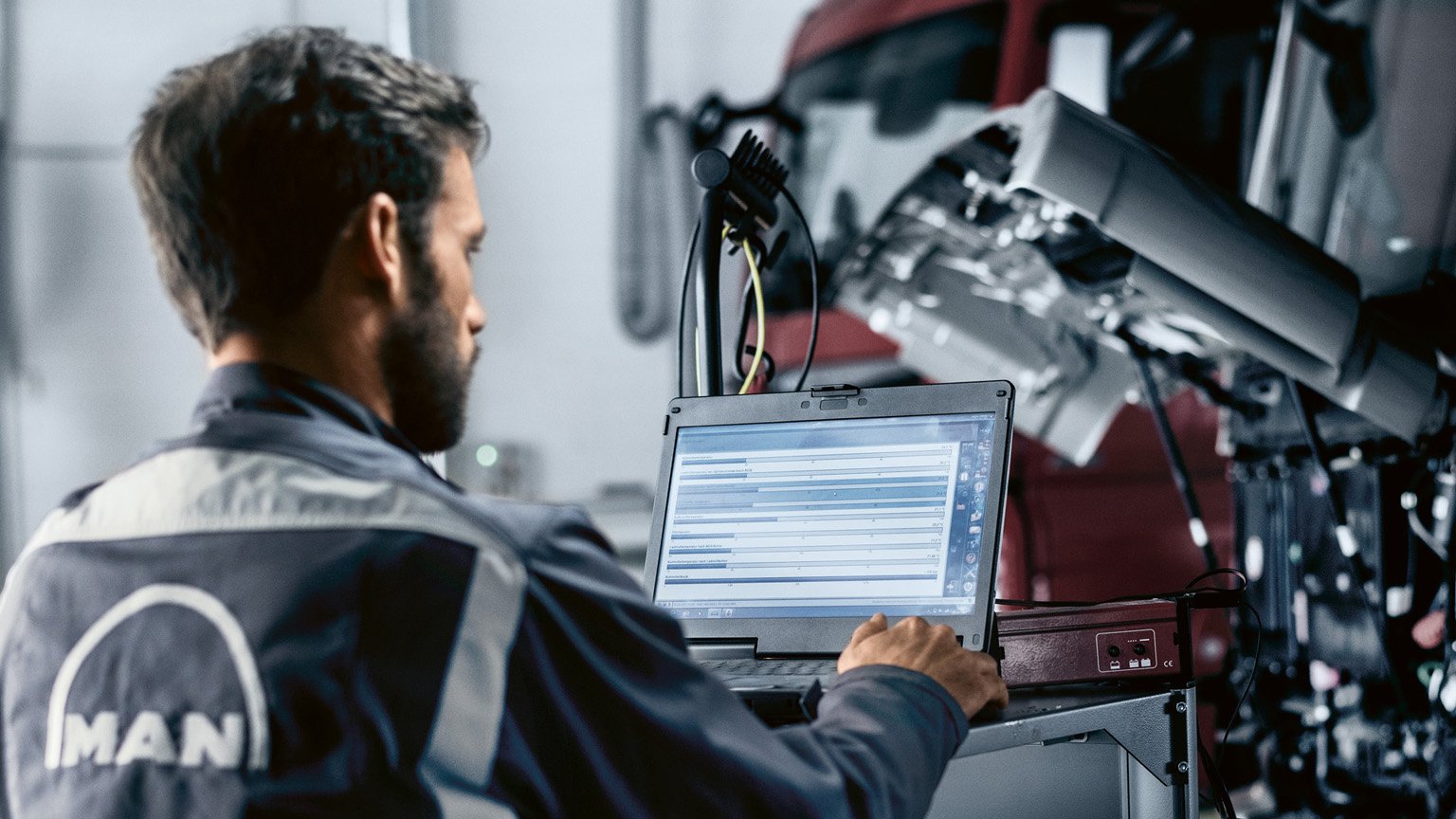 MAN Service-Fachkraft bei der Wartung eines MAN Lkw