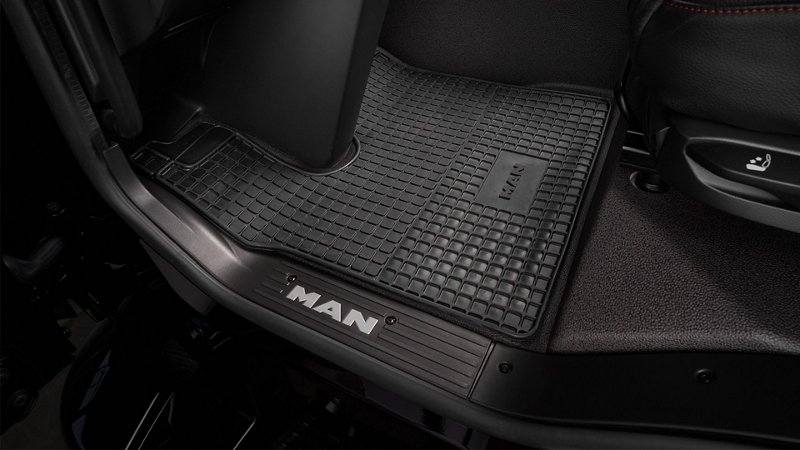 man-tgx-individual-lion-s-spot-gummimatten-16x9.jpg