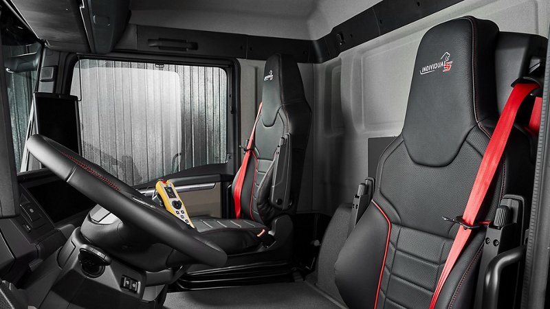 man-tgx-individual-lion-s-spot-ledersitze-16x9.jpg