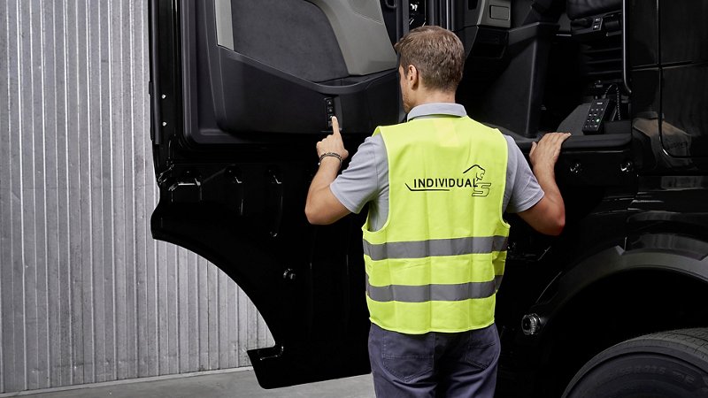 man-tgx-individual-lion-s-spot-warnweste-16x9.jpg