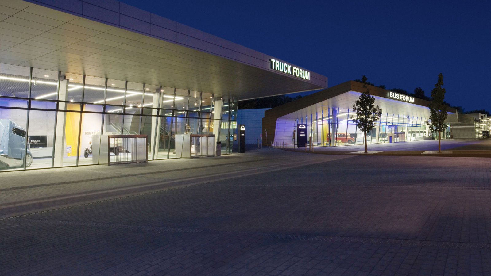 Das MAN Truck Forum Besucherzentrum bei Nacht