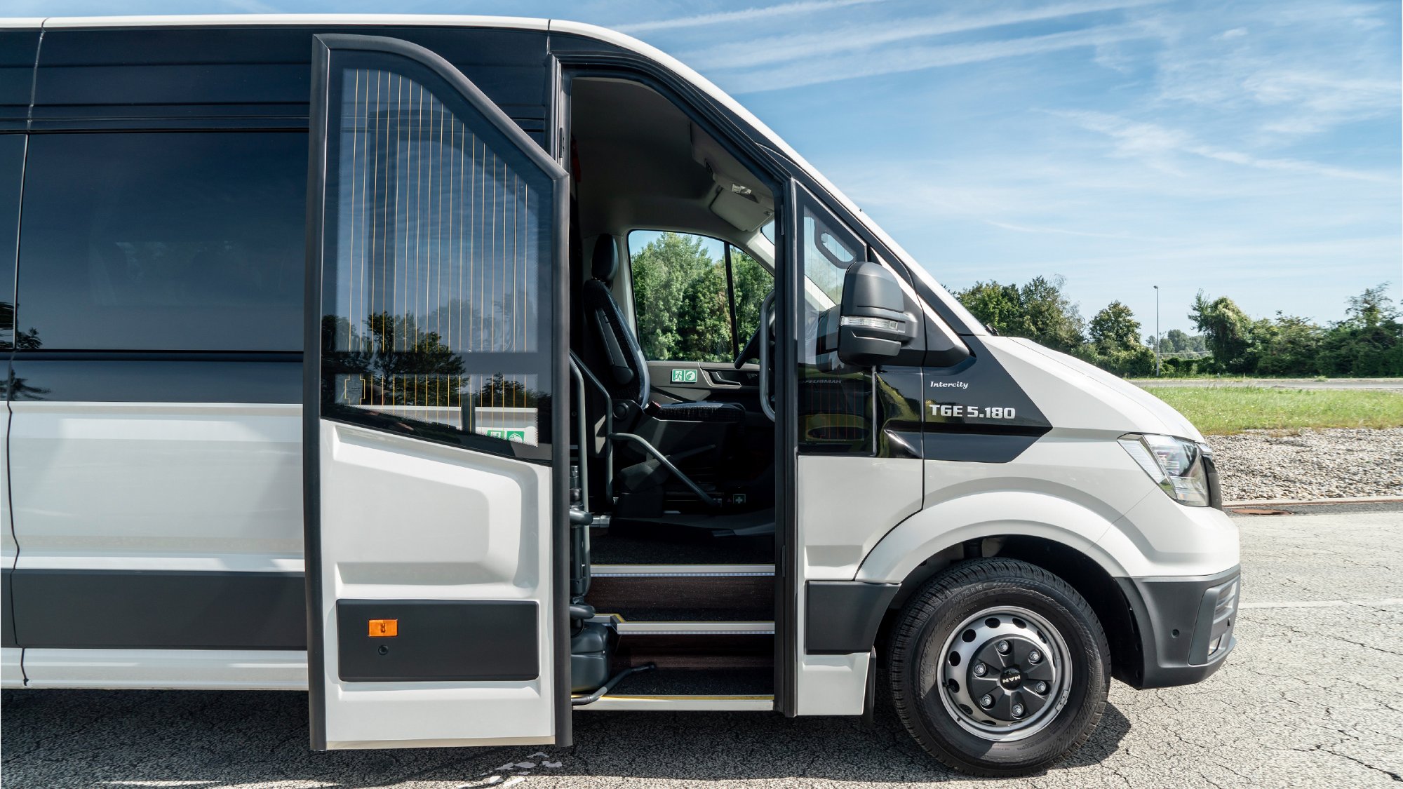 The electric sliding door with step in the MAN TGE Intercity.