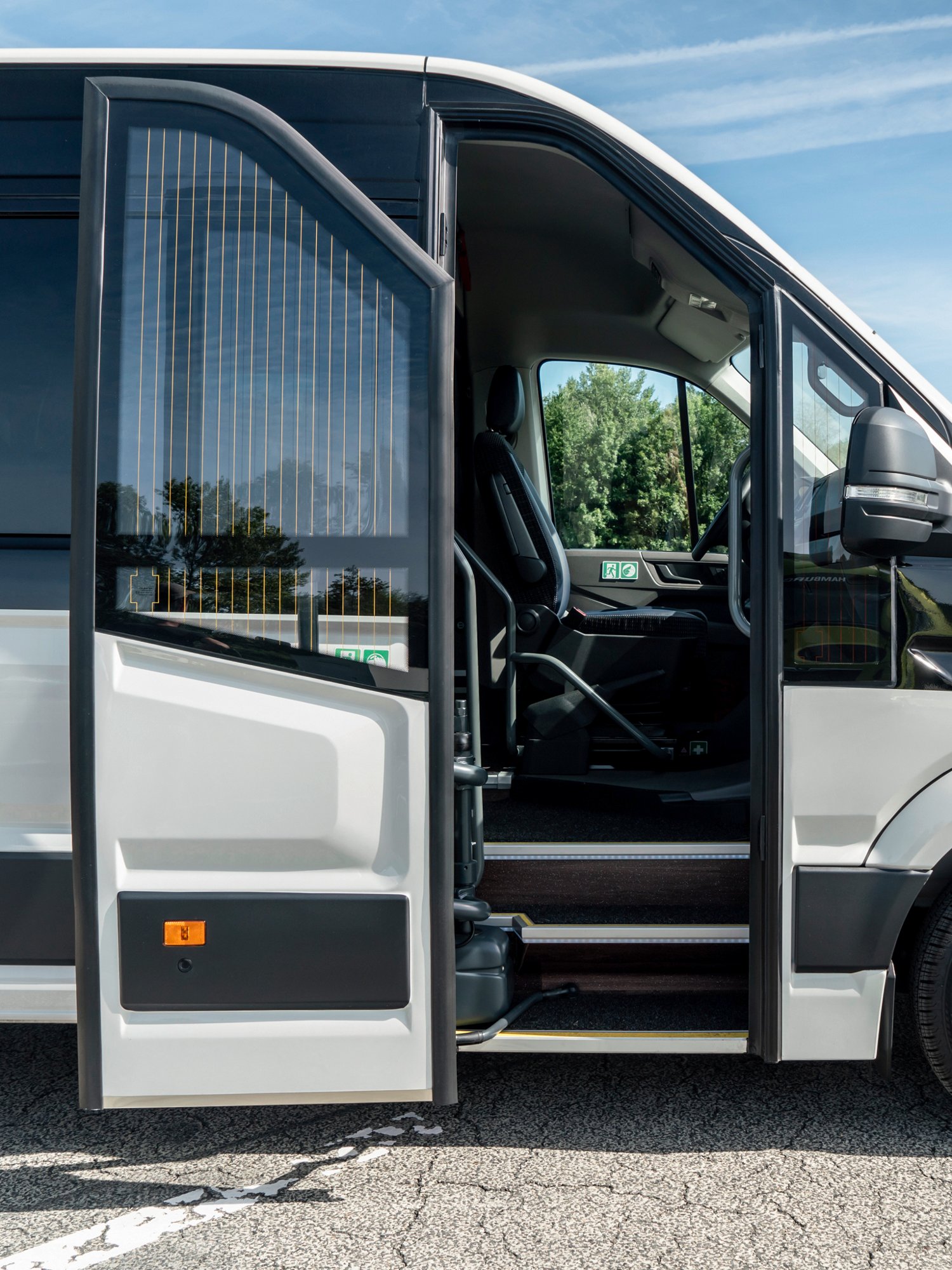 The electric sliding door with step in the MAN TGE Intercity.