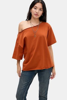 UO Mae Schlaffes Hals T-Shirt