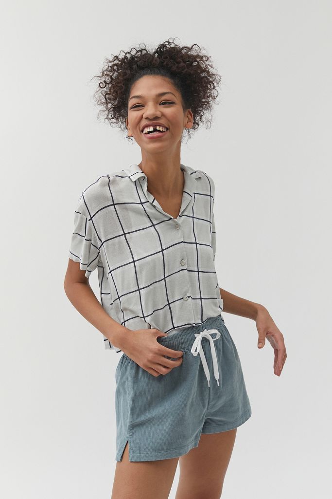 Chemise boutonnée blanche sur maquette de fond transparent isolée