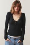 Visualizzazione miniature 1: Top Henley Diana con Bordo in Pizzo Out From Under