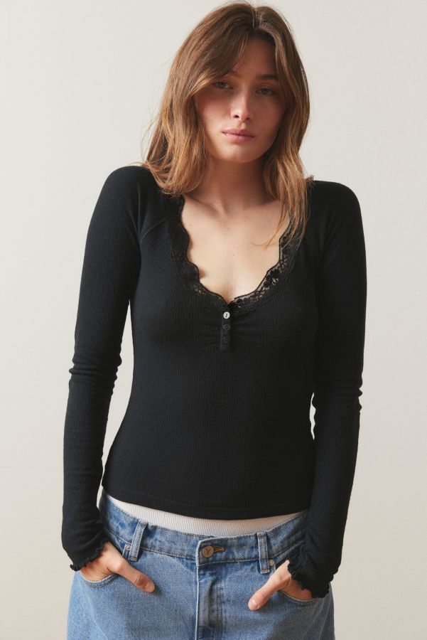 Vista diapositiva: 1: Top Henley Diana con Bordo in Pizzo Out From Under