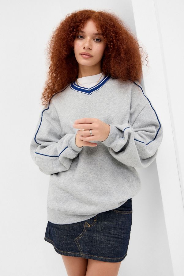 Slide View: 1: UO BDG Vinny V-Ausschnitt Sweatshirt