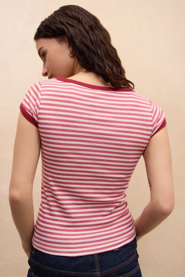 Vista de diapositivas: 4: Camiseta UO Cherry con Cuello Redondo y Mangas Contrastantes