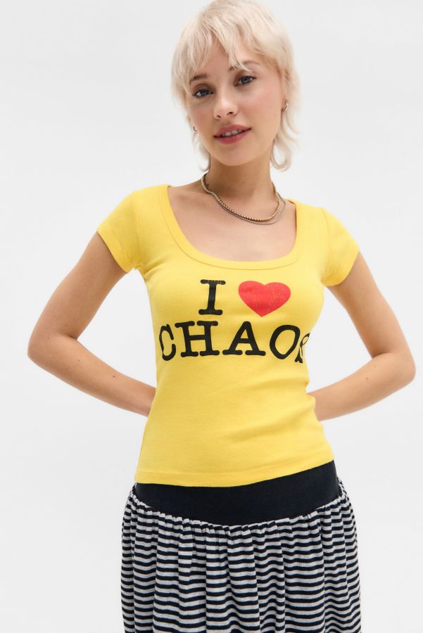 Slide View: 1: UO I Love Chaos Scoop Baby T-Shirt