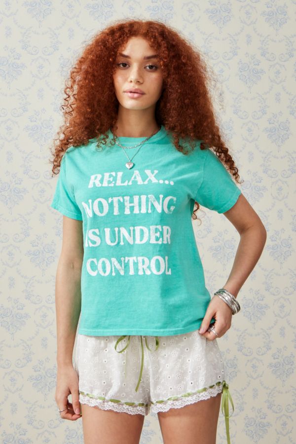 Slide View: 1: T-shirt UO Relax Rien n'est sous contrôle