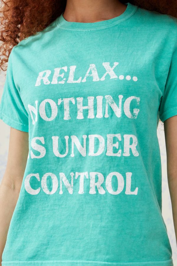 Slide View: 2: T-shirt UO Relax Rien n'est sous contrôle