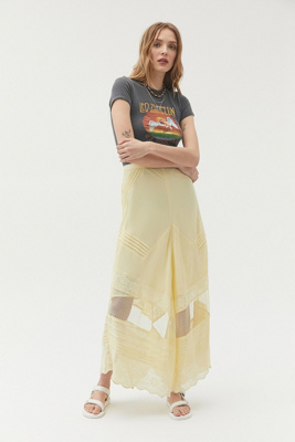 UO Brauner Texturierter Spitzen-Mini-Rock mit Quasten Urban Outfitters DE