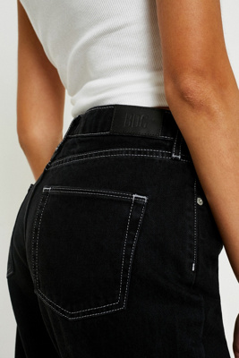 black mom jeans white stitching