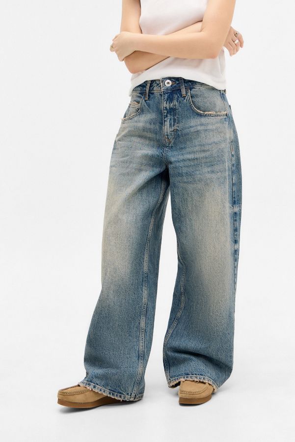 Vista diapositiva: 2: BDG Jaya Jeans