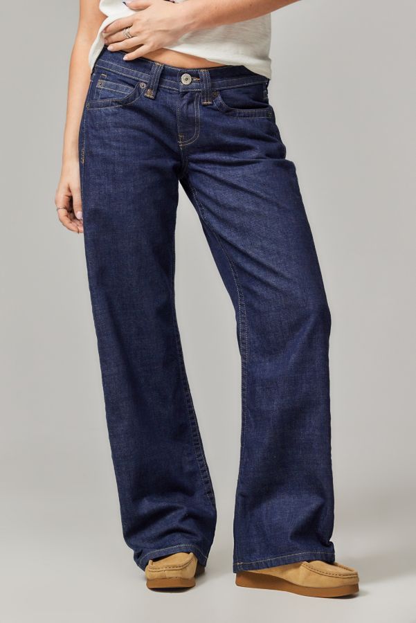 Slide View: 1: BDG Kayla Tiefgeschnittene Jeans in Dunkler Waschung